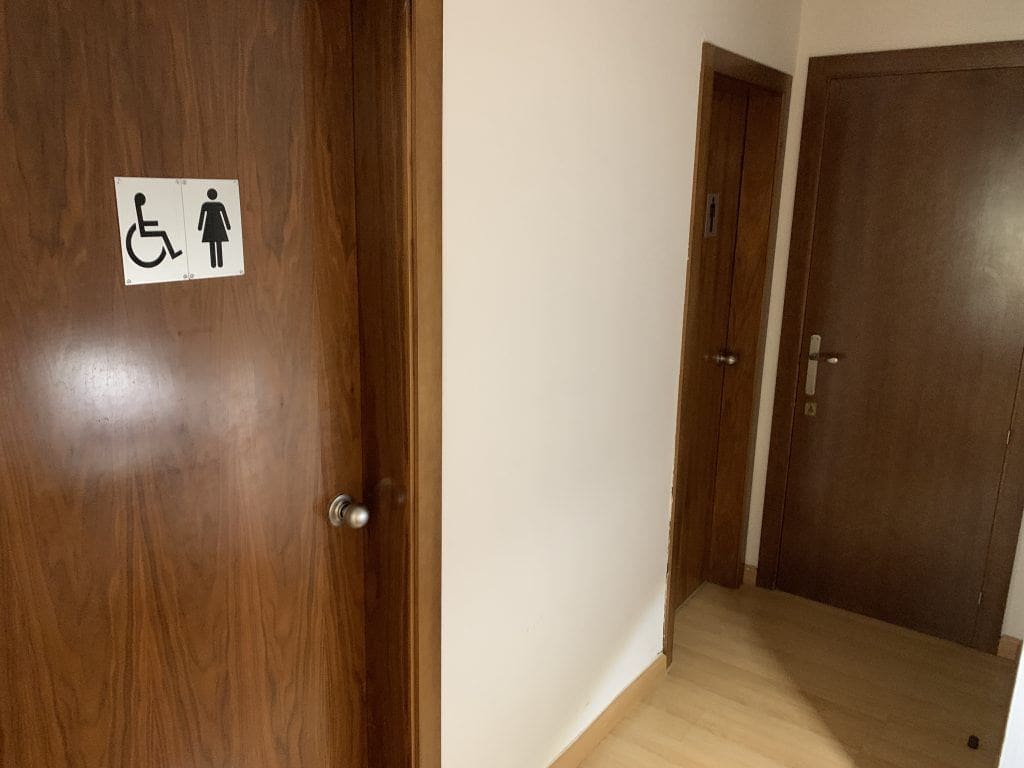 Priority Pass Lounge Seville Toilet